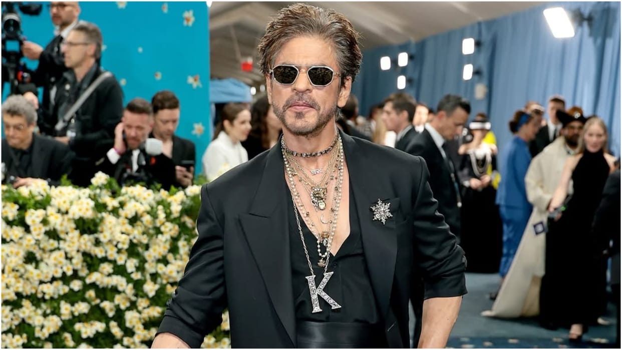 Hollywood star khloe kardashian praises met gala look of shah rukh khan and getting fan of his necklace