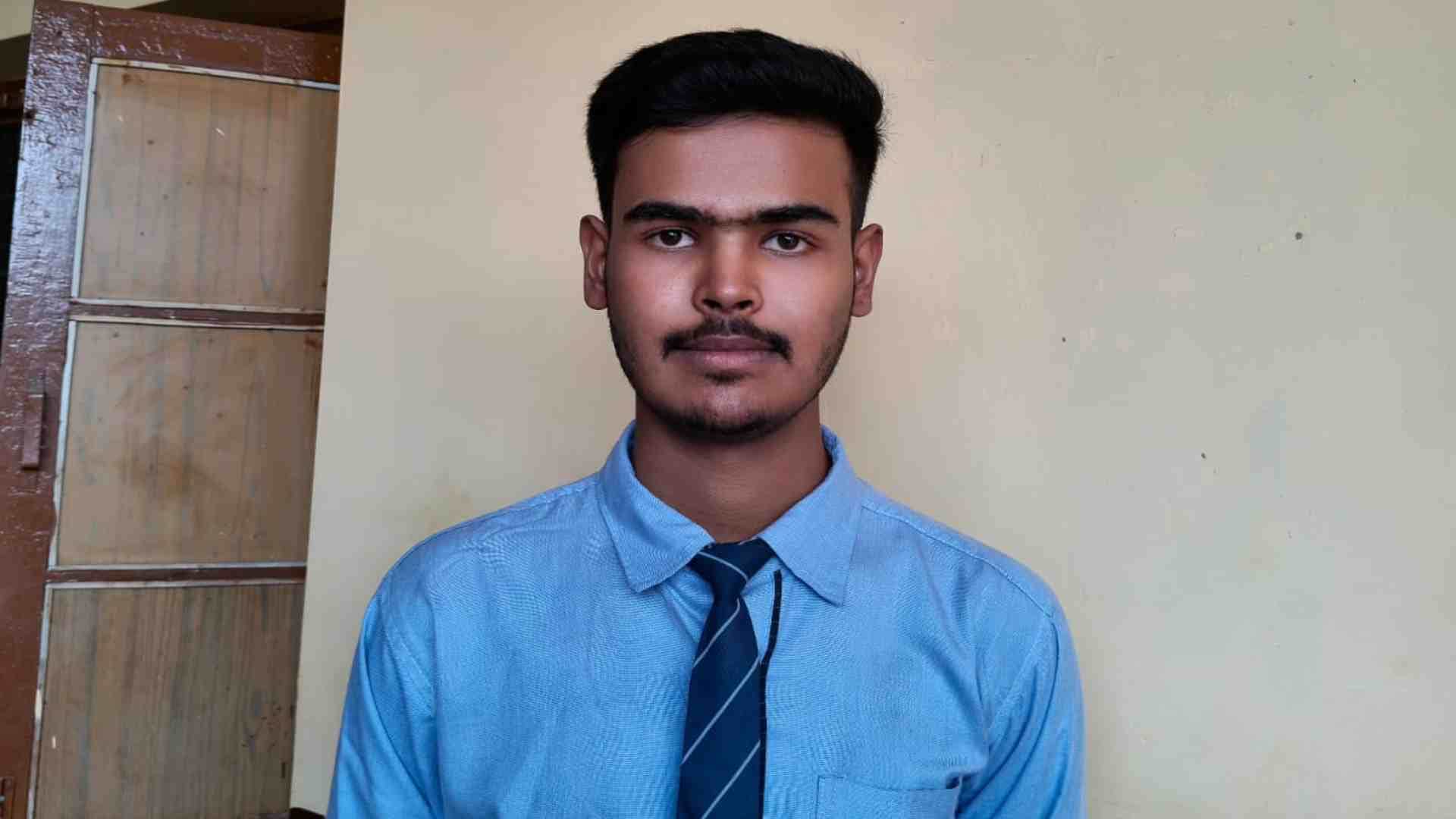 12वीं का मेधावी छात्र जीशान कुरैशी।