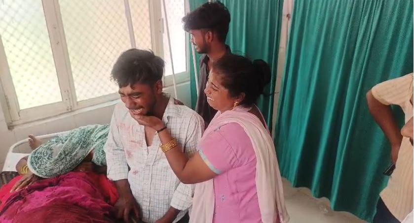 Max overturned on Sikandrarao road one woman died 16 devotees injured