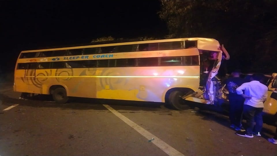 Yamuna Expressway Accident One Dead Many Injured in Bus Collision in mathura up news