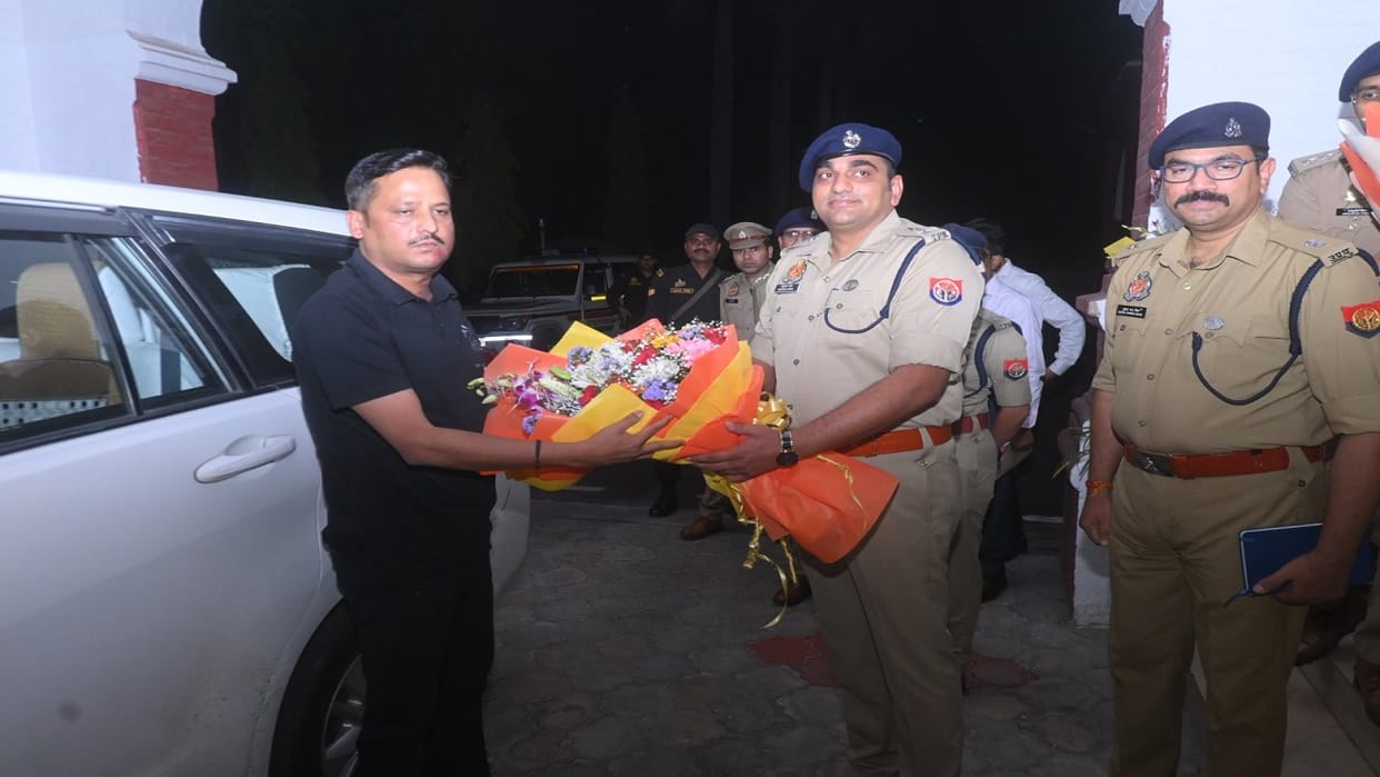 IG Ajay Sahni took charge in Bareilly SSP welcomed him