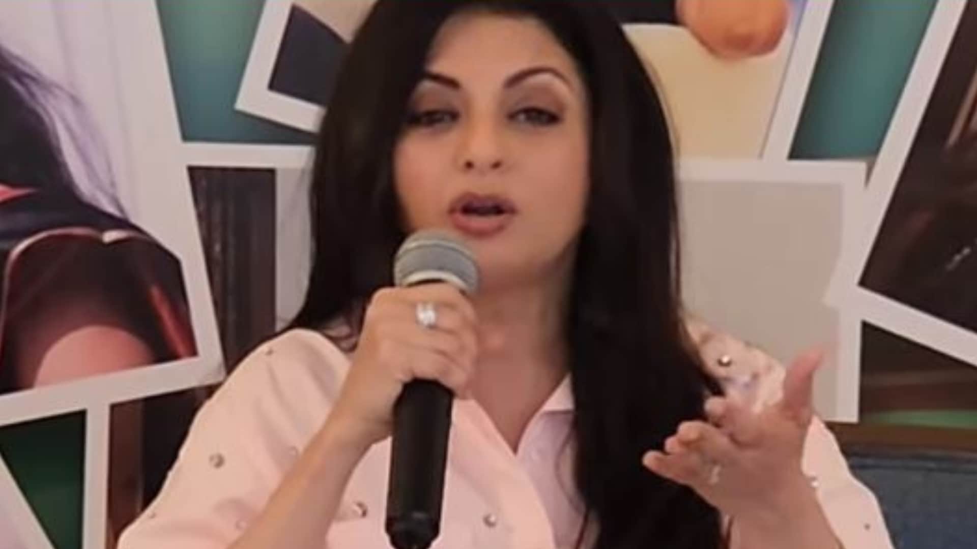 Salman Khan Actress Bhagyashree shares cute photo with their childrens and post a video on parenting tips