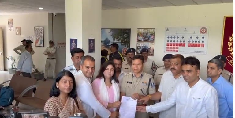 Love Jihad: Congress reached the commissioner's office in the case of love jihad, demanding a special helpline