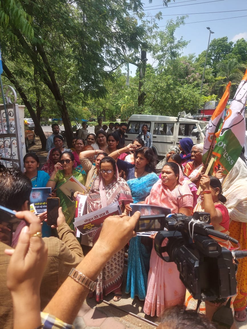 Bhopal: Mahila Congress protests against increased milk prices in MP, demands withdrawal of increased prices