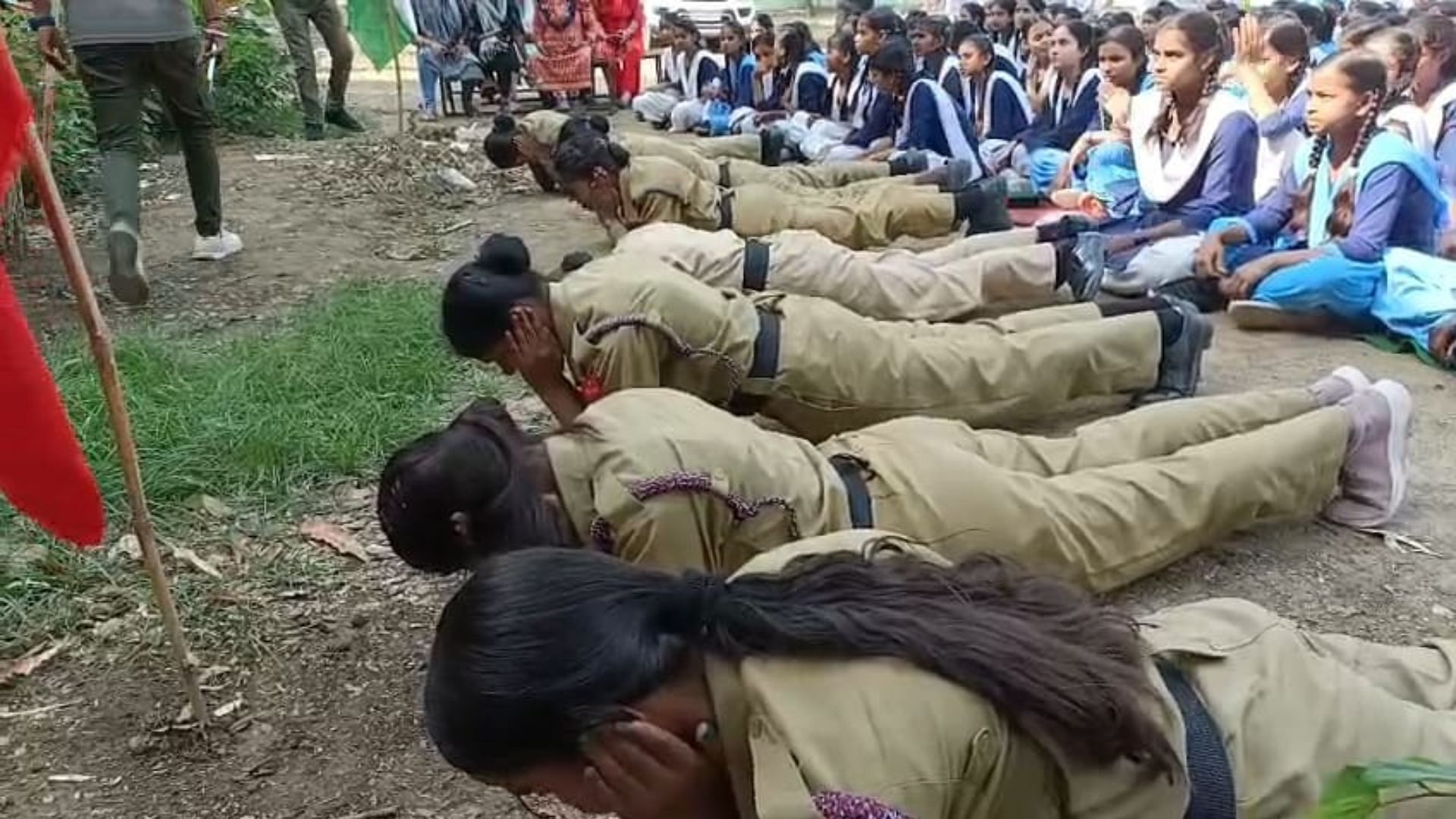 मॉक ड्रिल करते स्कूल की छात्राएं।