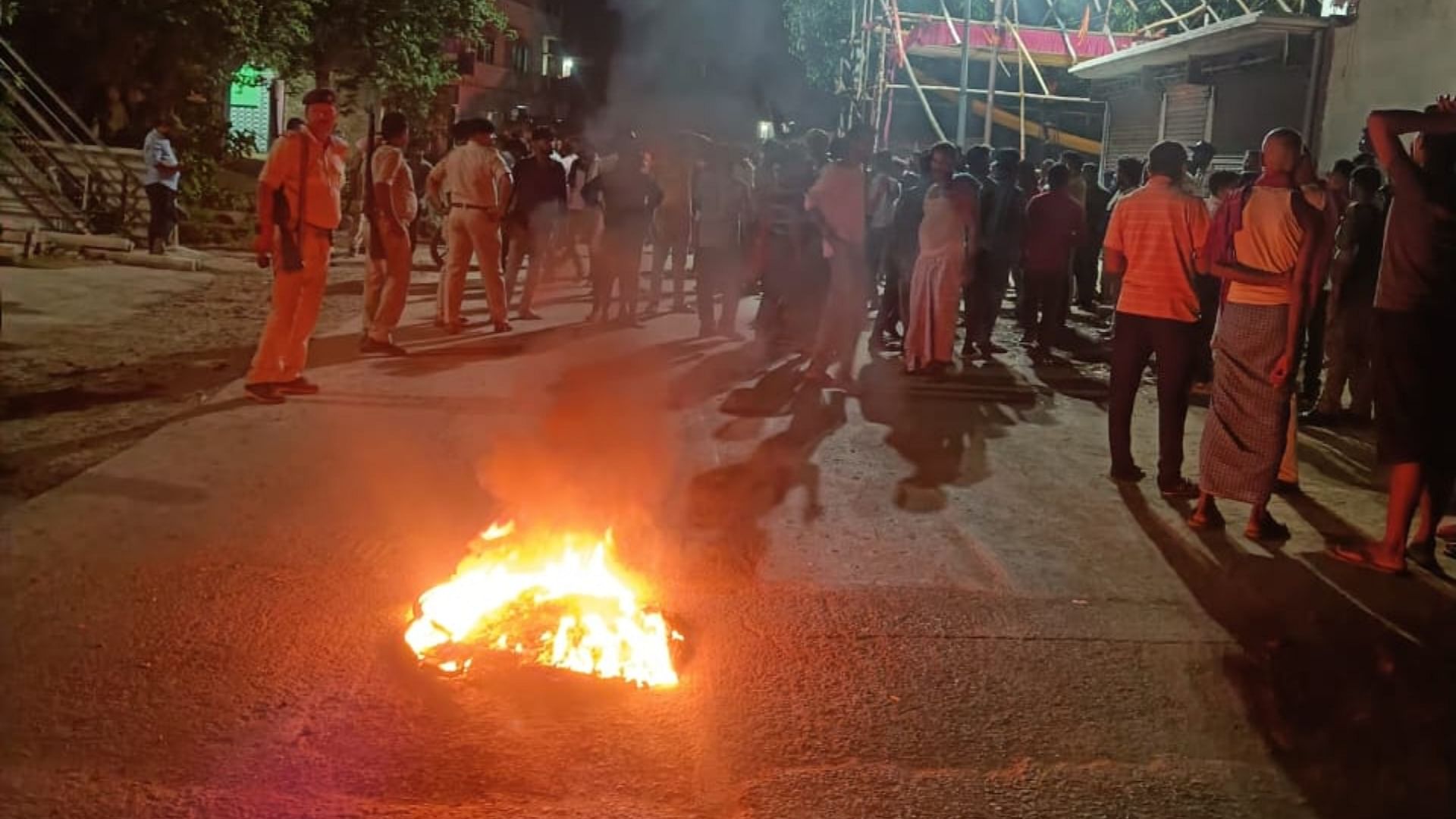 घटना से आक्रोशित ग्रामीण सड़क पर आगजनी करते हुए