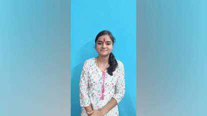 Sakshi Agarwal of Baloda Bazar secured eighth position in the state with 98% marks in 10th board