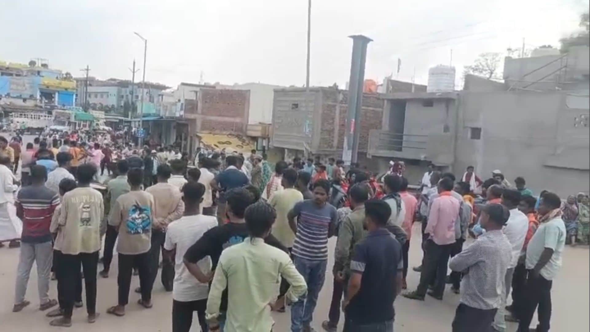 गुस्साए ग्रामीणों ने किया चक्काजाम