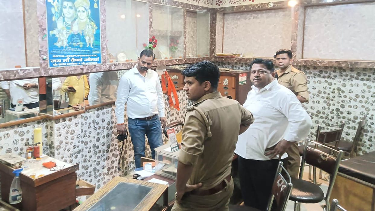 Kanpur: Jewellery worth Rs 10 lakh stolen after breaking the lock of a jewellery shop