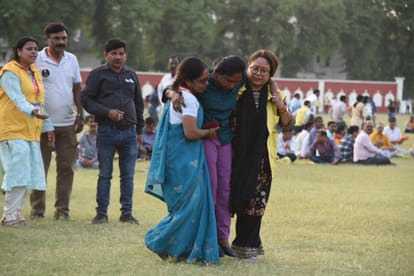 Mock drill: Lucknow went dark at 7 o'clock, air strike siren sounded, people lay on the ground; vehicles took