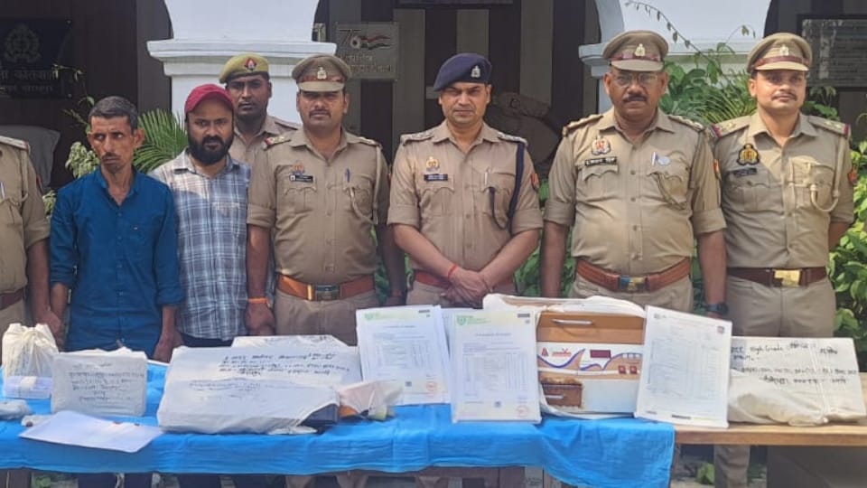 Gorakhpur Police Busts Fake Thumbprint and Marksheet Racket 2 Arrested UP Crime News