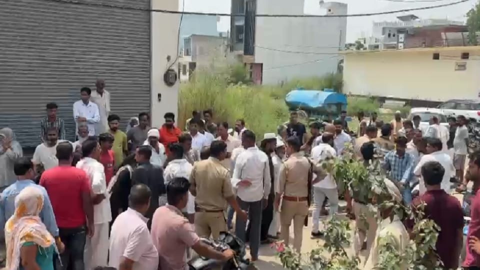 While straightening the iron rod, a laborer came in contact with the high tension line and died