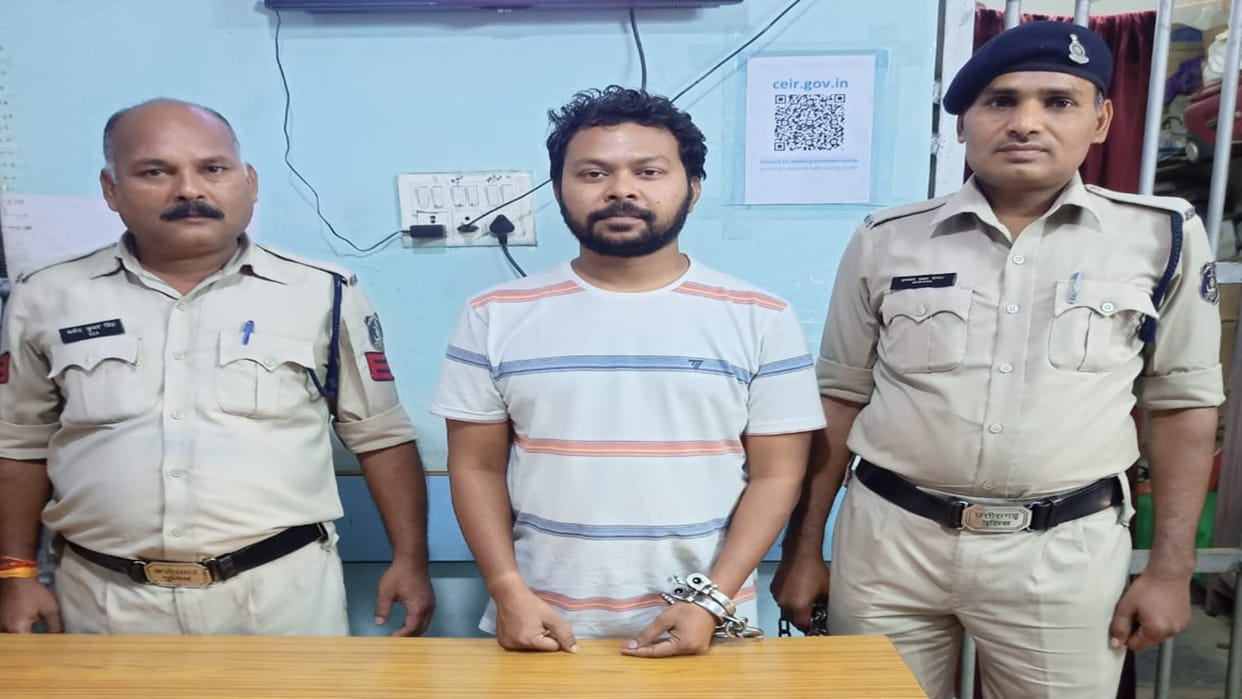 Fraud in name of getting admission in a government college for MBBS studies, police arrested accused in Raipur