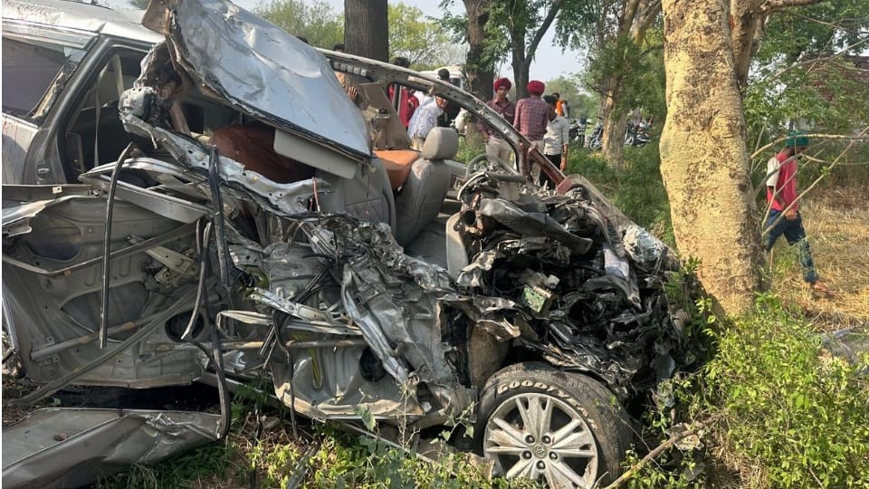 इनोवा कार में सवार थे स्कूली बच्चे।
