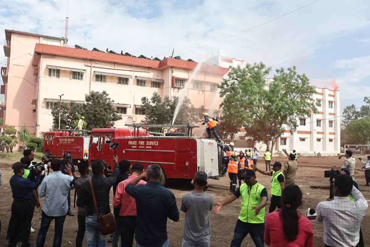 Indore: Mock drill started in Indore's Dental College, NCC cadets and fire brigade arrived with a blast