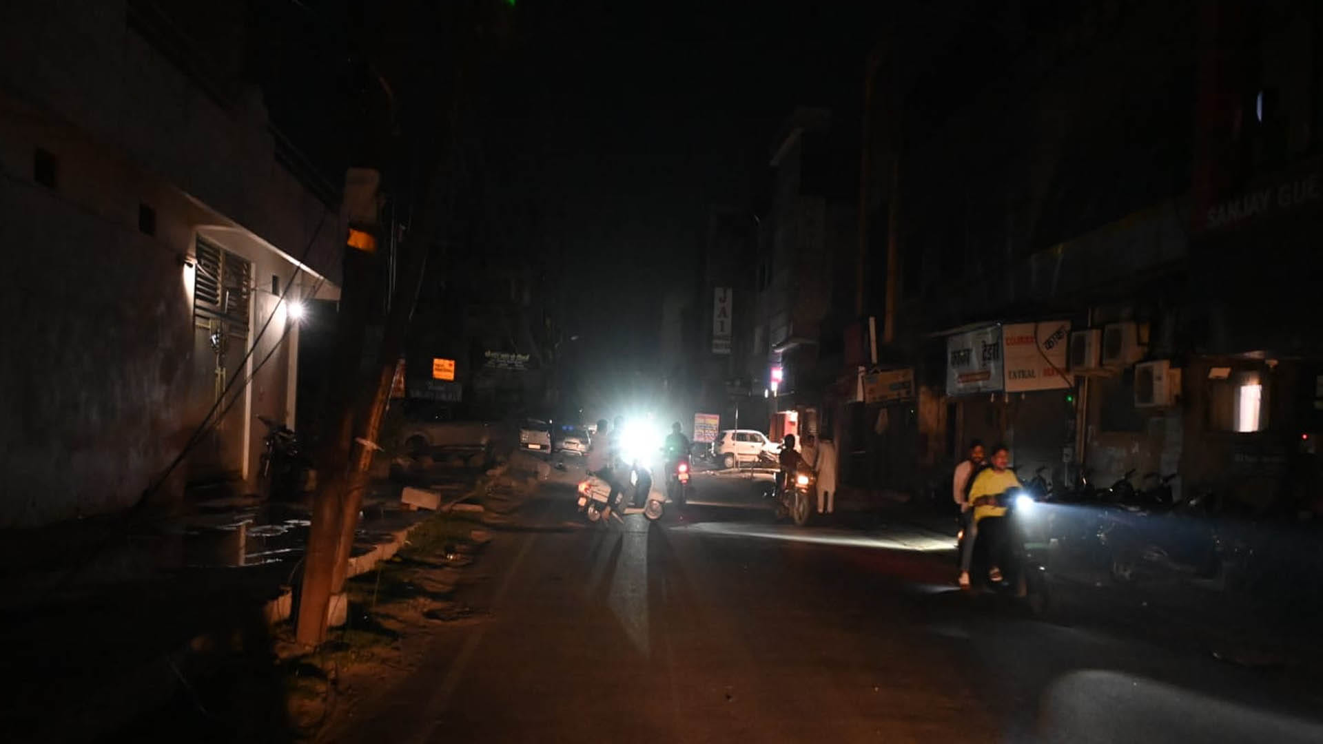 Blackout in Kanpur: As soon as siren sounded, darkness spread from road to the houses