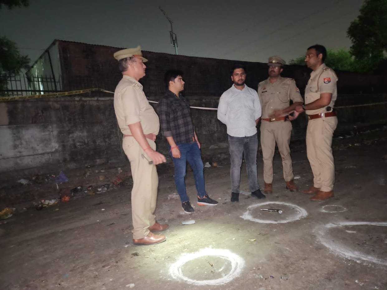 Lucknow: Late night encounter with two chain snatchers, when police stopped them they opened fire; both were s