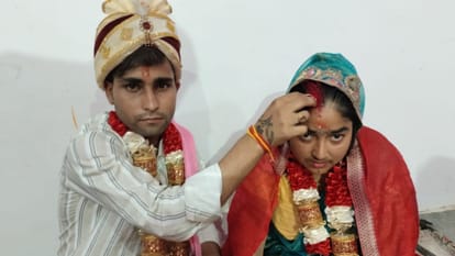 प्रेमिका की मांग में सिंदूर भरता प्रेमी