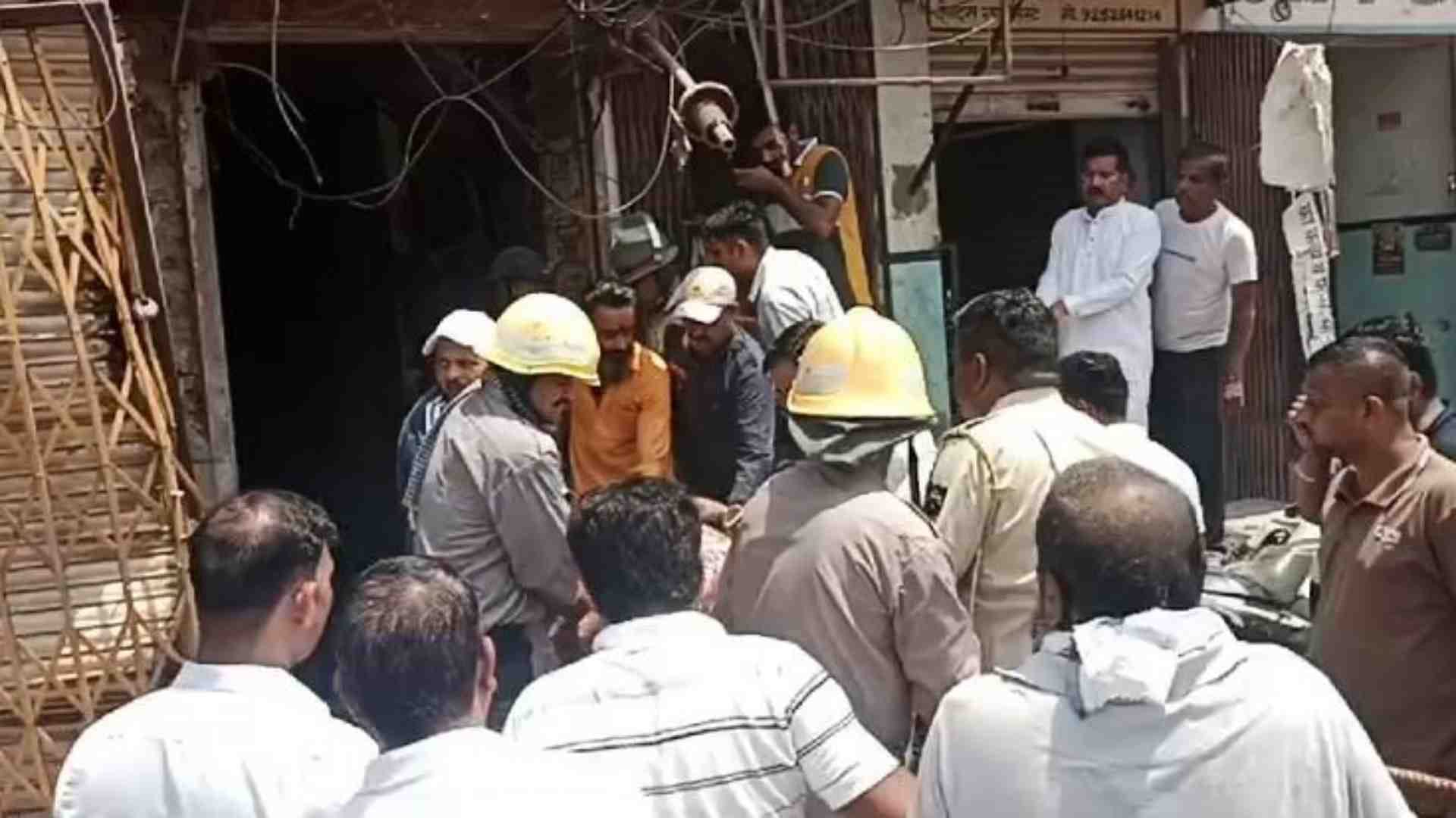 मलबे से घायलों को बाहर निकालते लोग।