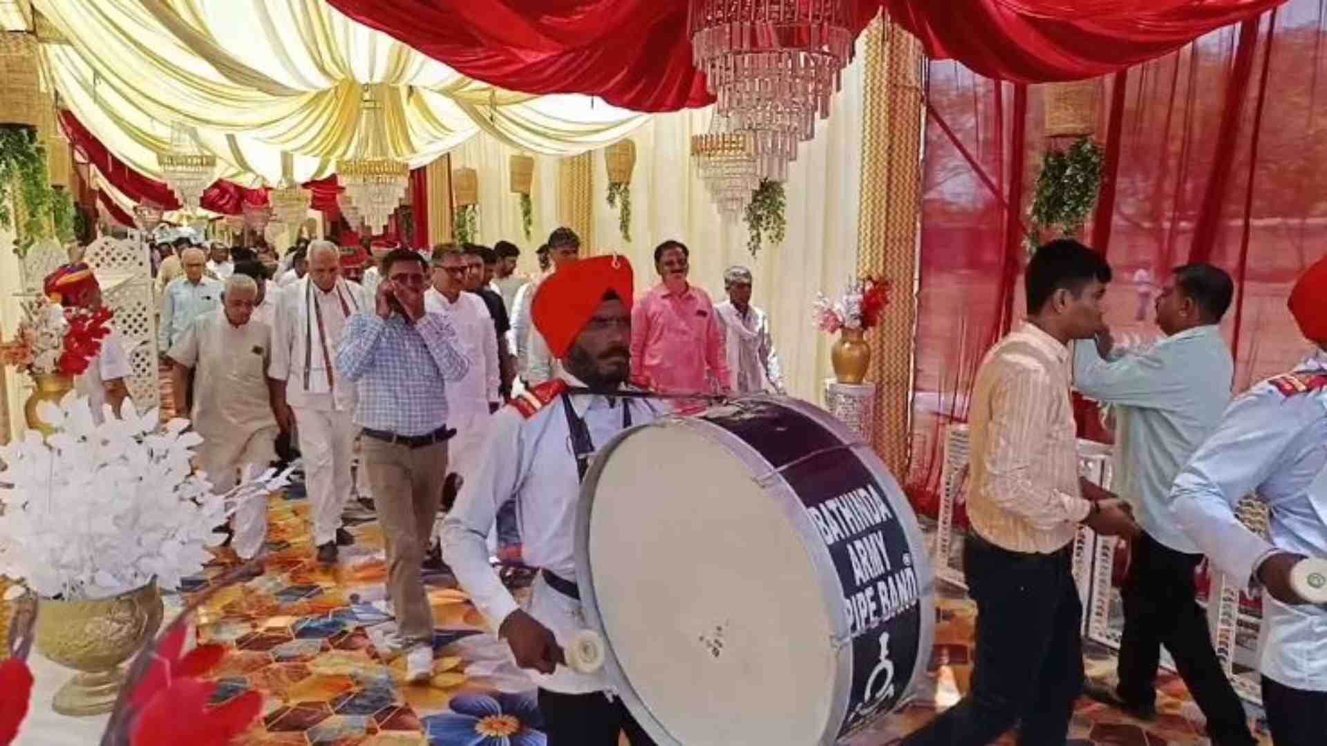 मायरा भरने पहुंचा पोटलिया परिवार।