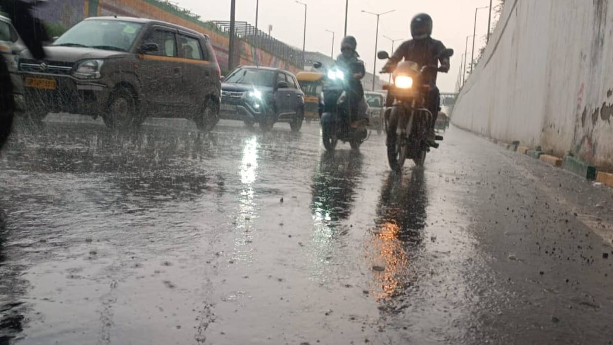 delhi ncr weather update today heavy rain with strong storm in Noida