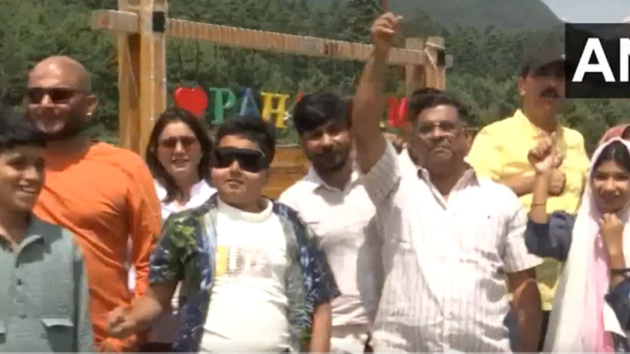 Fearless tourists in Pahalgam said – If there is army then why fear! operation sindoor