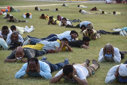 Mock drill: Lucknow went dark at 7 o'clock, air strike siren sounded, people lay on the ground; vehicles took