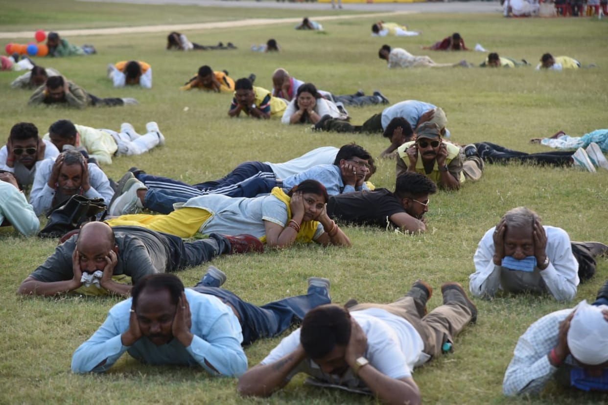 Mock drill: Lucknow went dark at 7 o'clock, air strike siren sounded, people lay on the ground; vehicles took