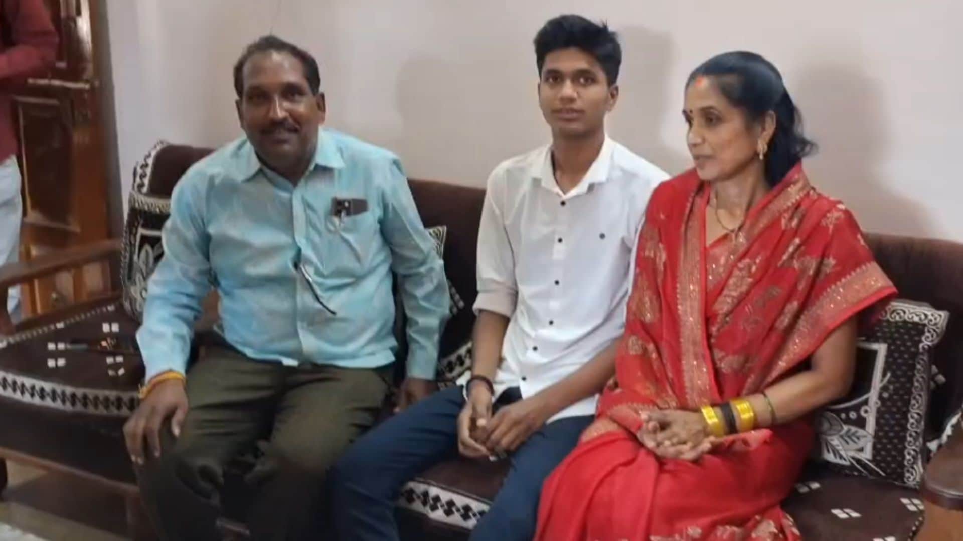 परिजनों के साथ छात्र अखिल सेन