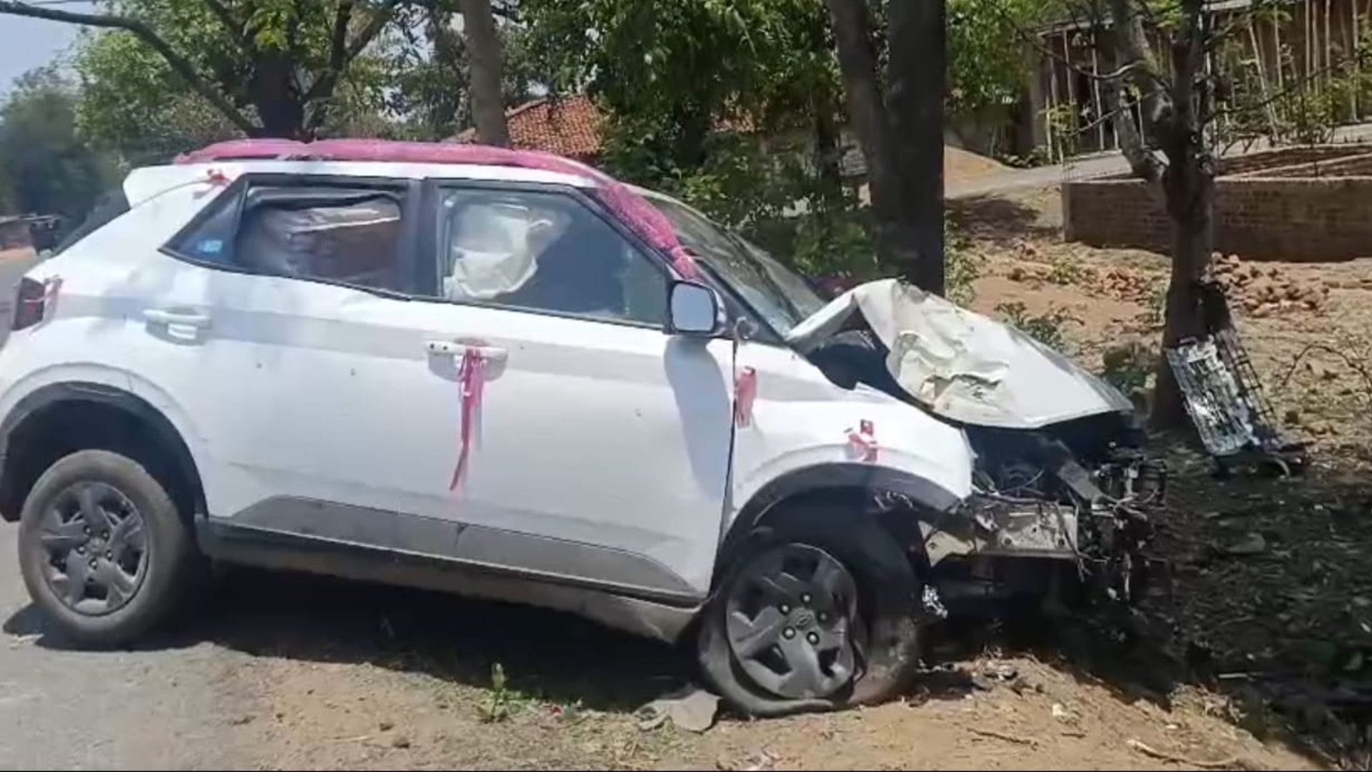 पेड़ से टकराई कार