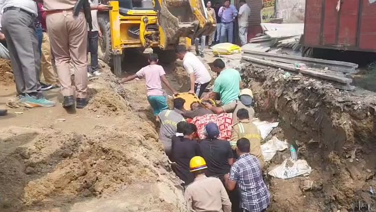 UP: सीएनजी पाइपलाइन कार्य के दौरान गड्ढे में दबा मजदूर, तीन घंटे की मशक्कत के बाद सुरक्षित निकाला गया