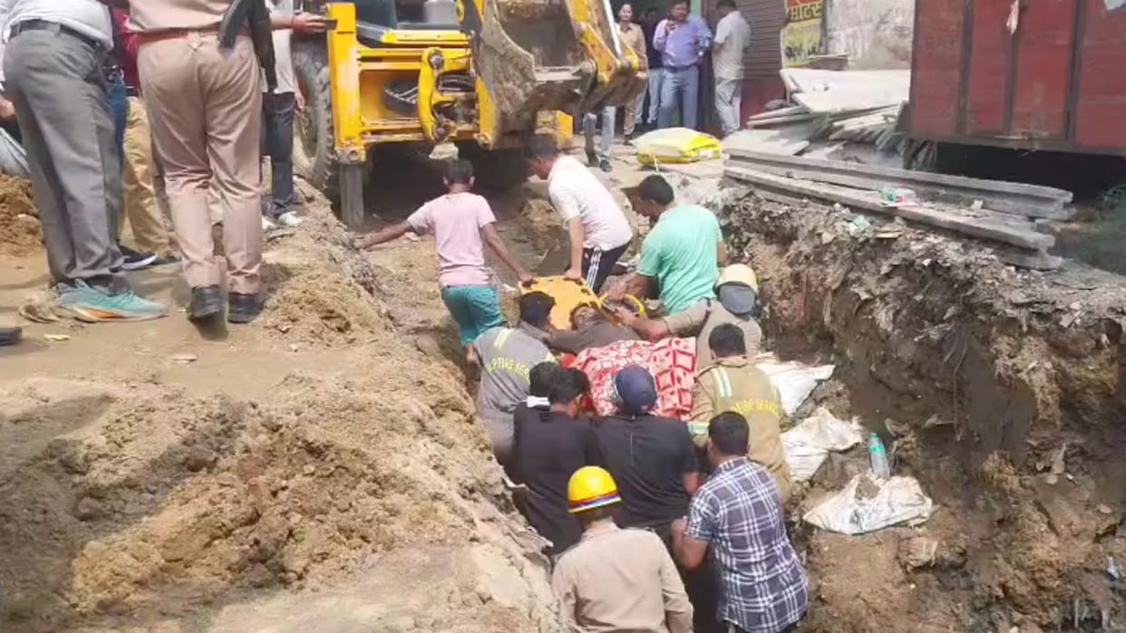 Worker buried in a pit during CNG pipeline work