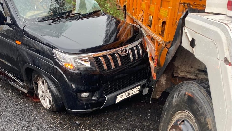 Car hit truck in Shimla Kalka highway two youth dies