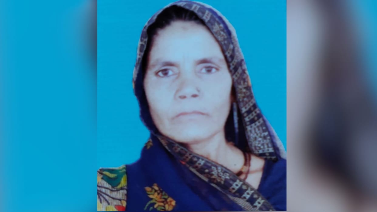 woman died after head cut off after her saree got stuck in tractor in mirzapur