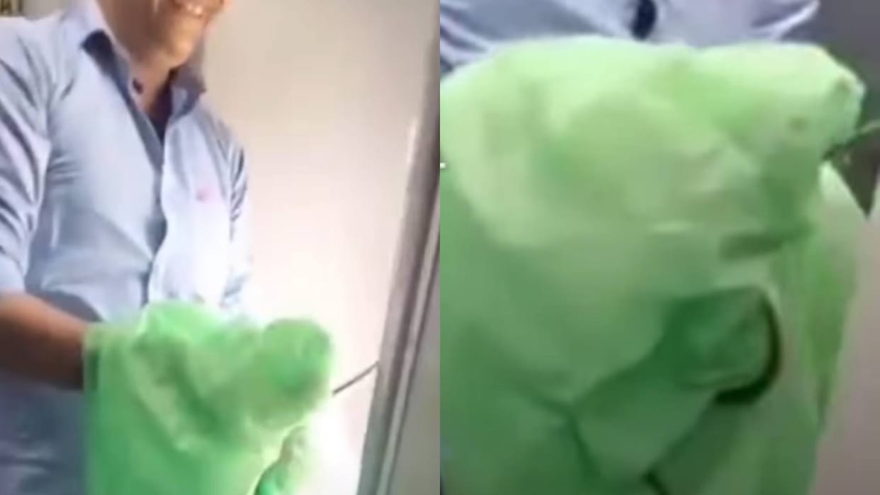 snake came out of train toilet panic among passengers Video goes viral on Internet see netizens reaction