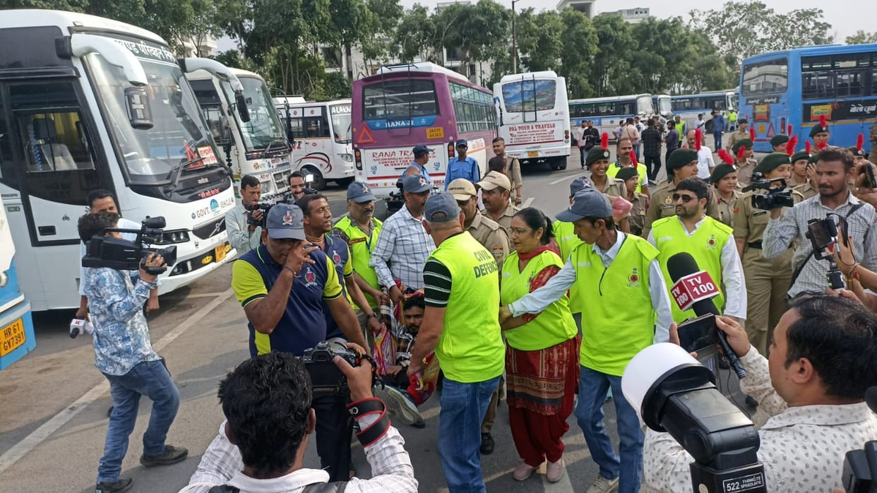 Civil Defence Mock Drill In Dehradun Air raid sirens sounded Rescue and death All Update In Hindi Photos