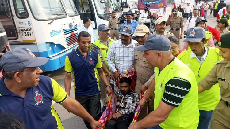 Mock Drill: देहरादून में बजे एयर रेड सायरन...अलर्ट मोड पर पुलिस और एसडीआरएफ, लोगों को निकाला