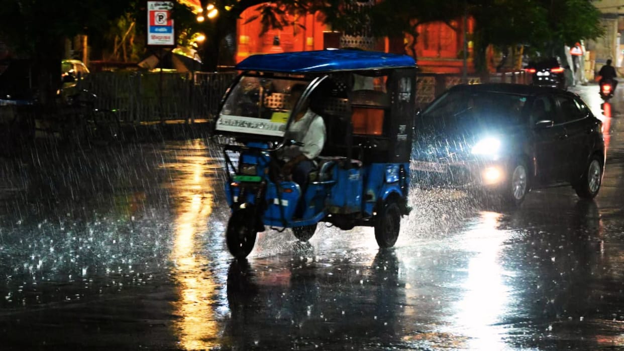 Weather News Pre-monsoon in varanasi day temperature crossed night temperature reached