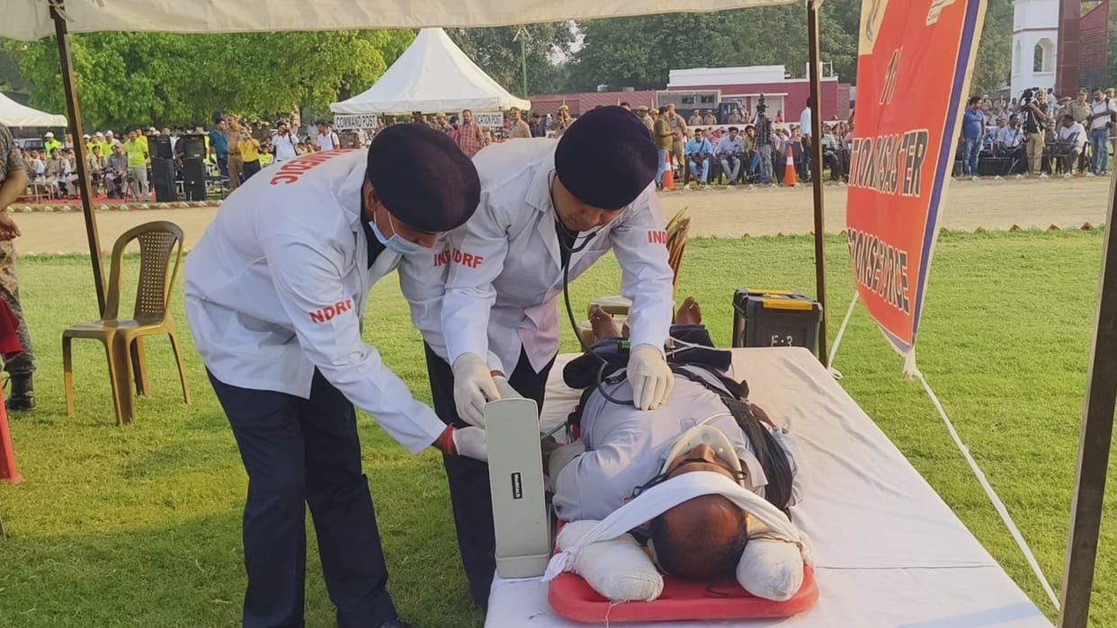 Mock drill started in Varanasi training to avoid air attack and alert by sounding siren