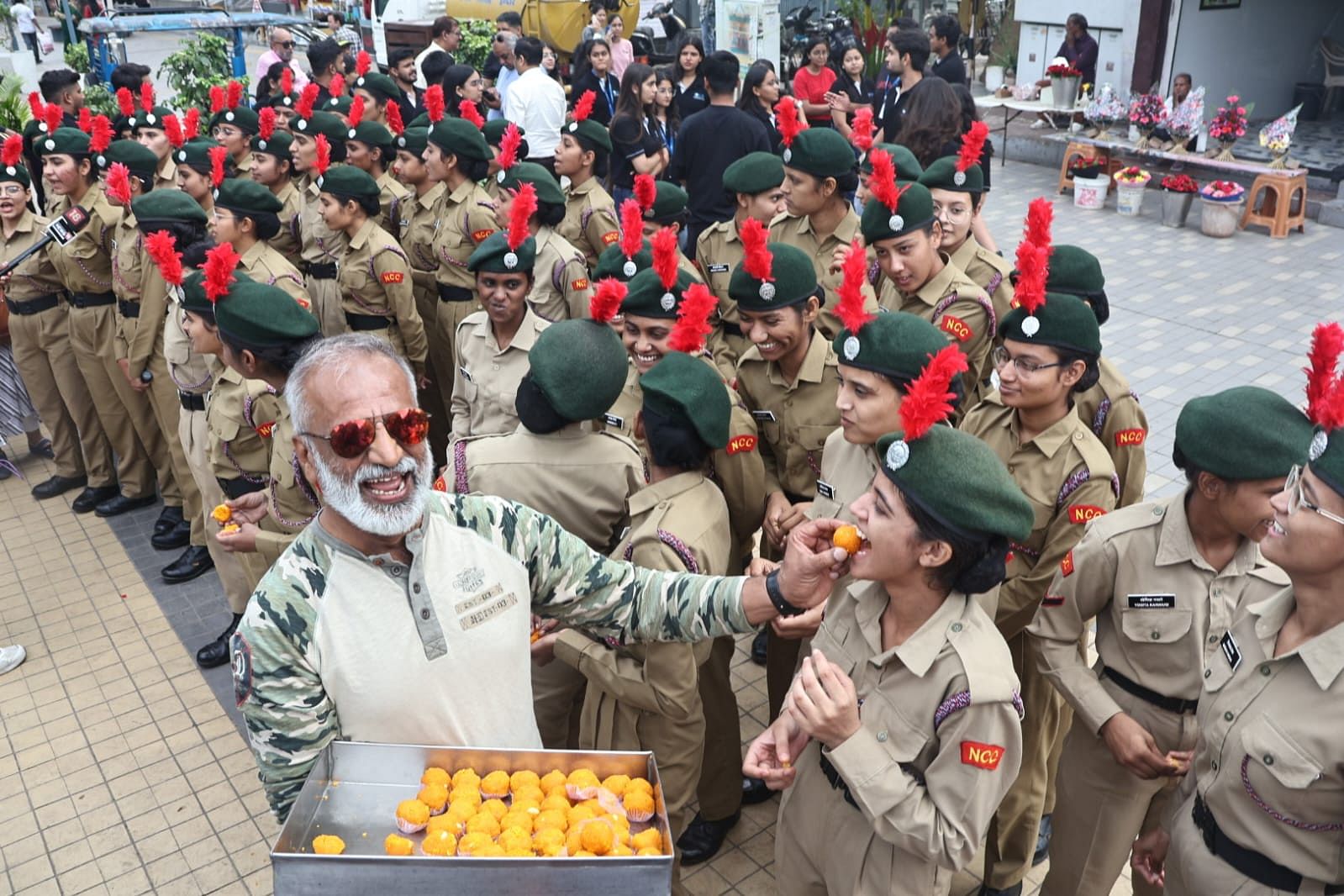 व्यापारियों ने खिलाए लड्डू।
