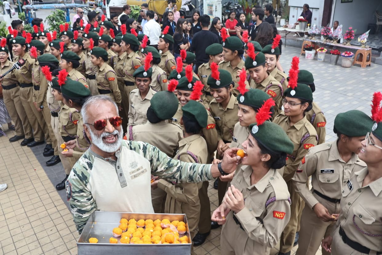 Indore: Airstrike was celebrated in Indore, traders at 56 shops did not take money from customers in happiness