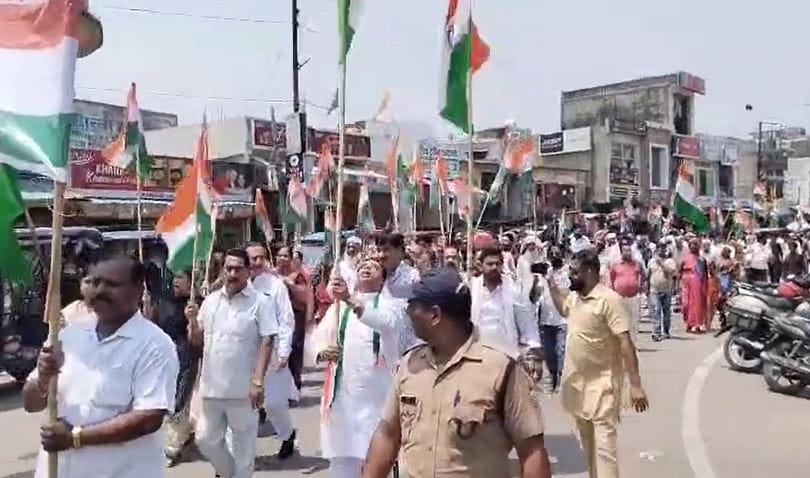Congress workers took out a tricolor march in kichha