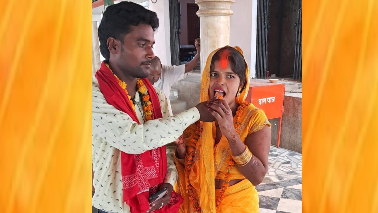 Mother of three children married to her lover in Ambedkarnagar.