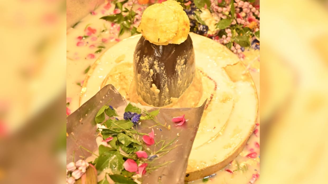 Kashi Vishwanath Temple garland of 1100 lotus flowers offered to Baba after Operation Sindoor