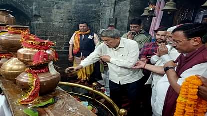 बागेश्वर के बागनाथ मंदिर में पूजा अर्चना करते पूर्व सीएम हरीश रावत।