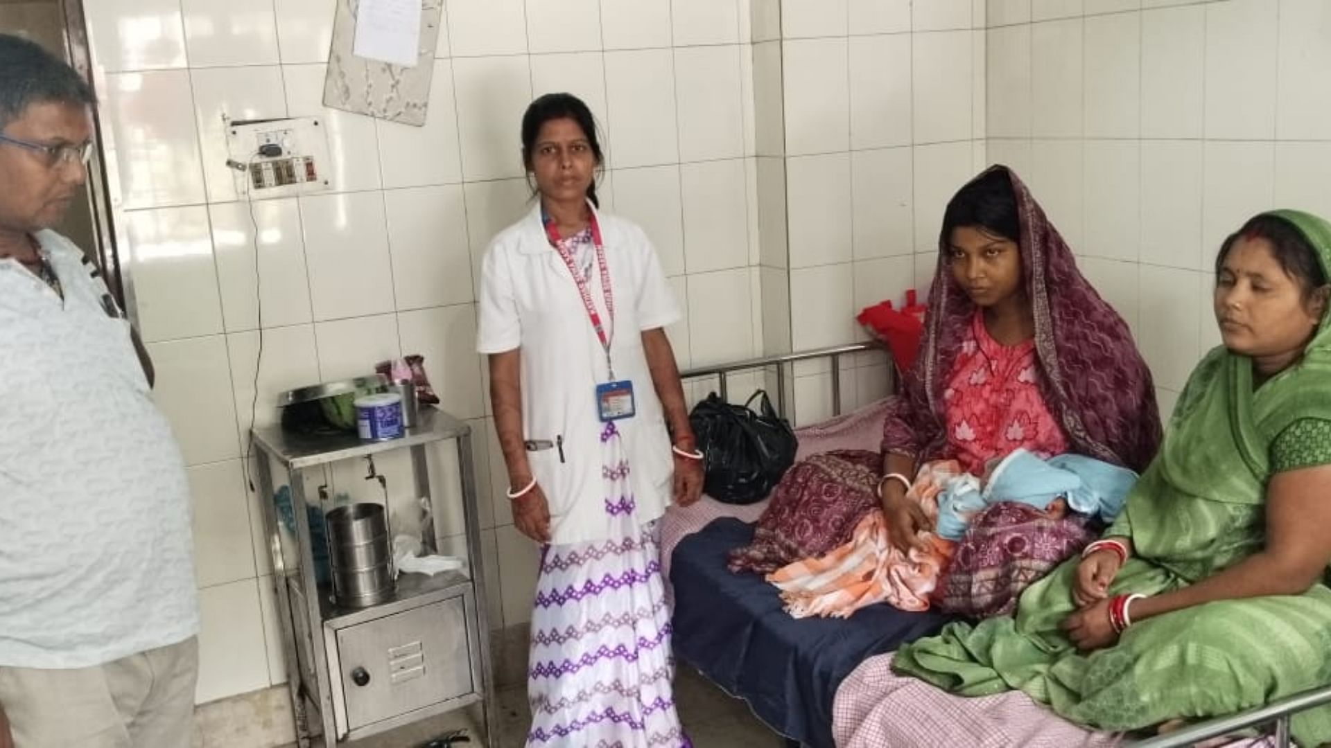 अस्पताल में नवजात के साथ महिला