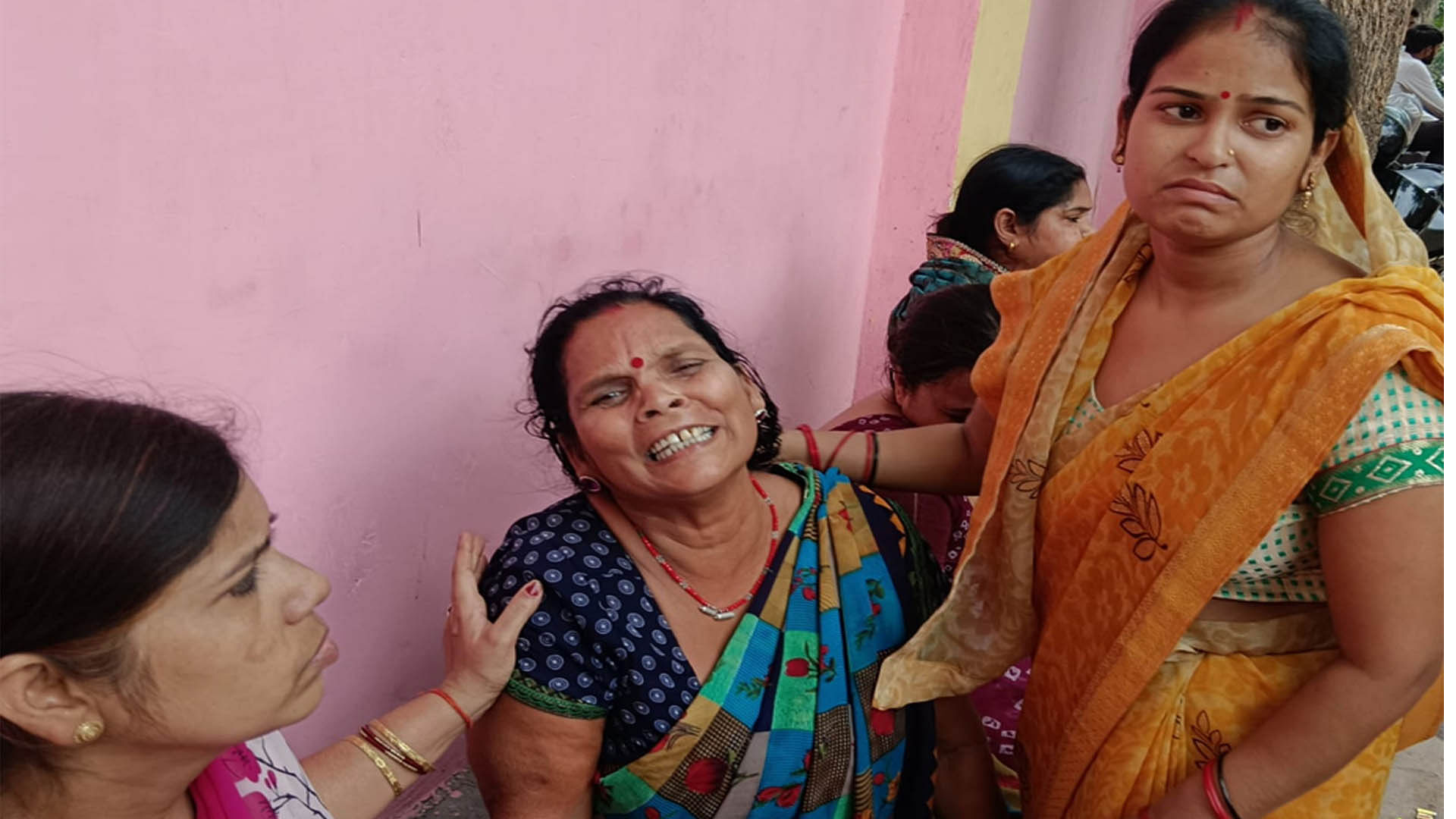 बिलखते परिजन