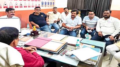 बैठक करते ट्रांसपोर्टर