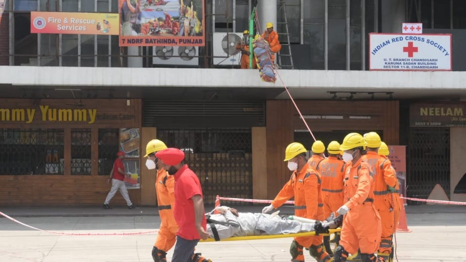 Mock drill in Chandigarh NDRF Fire brigade reached Neelam Theater in Sector 17