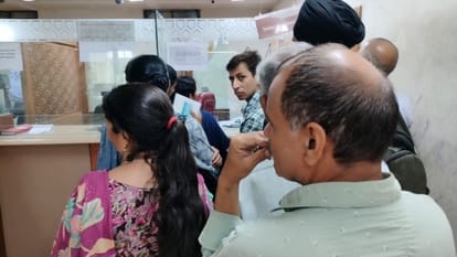 People of Srinagar lived in an atmosphere of uncertainty, as soon as the morning dawned they rushed to collect